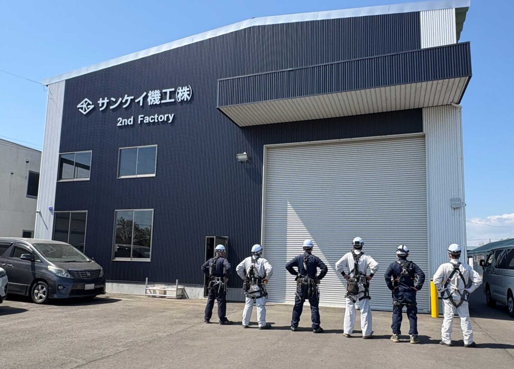 サンケイ機工株式会社 第二工場外観＋技術スタッフ